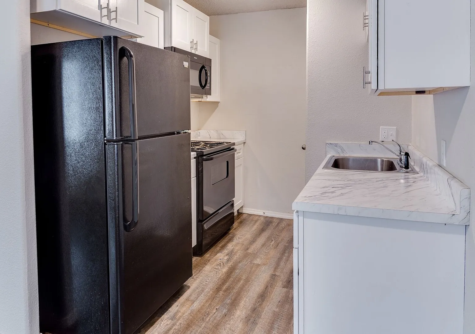 LJM-D Street Apartments (10 Units) — Photo 2
