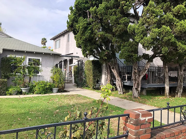 5547 Woodman Ave — Photo 4