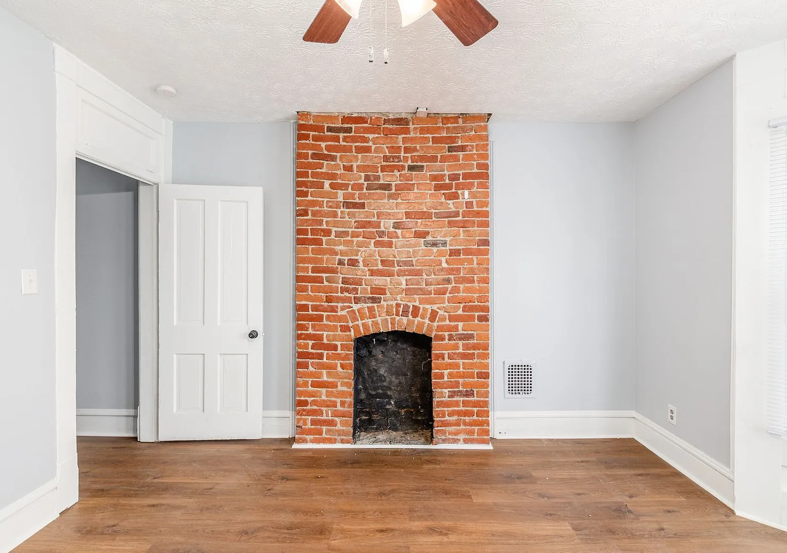 370 N Garfield Ave — Photo 4