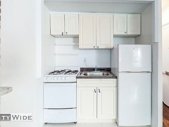 3rd image of 145 E 72nd St #5W