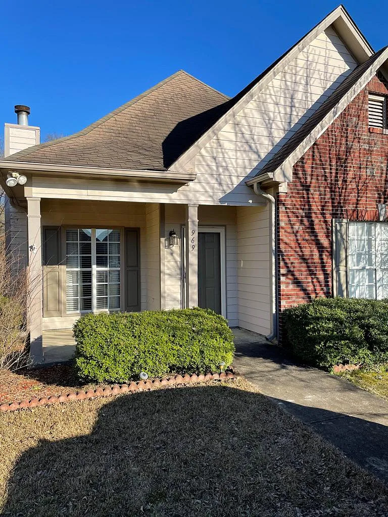 3 bed, 1107 sqft, $1,300 — Photo 1