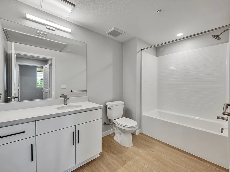 Downtown Ontario Luxury Apartments — Photo 62