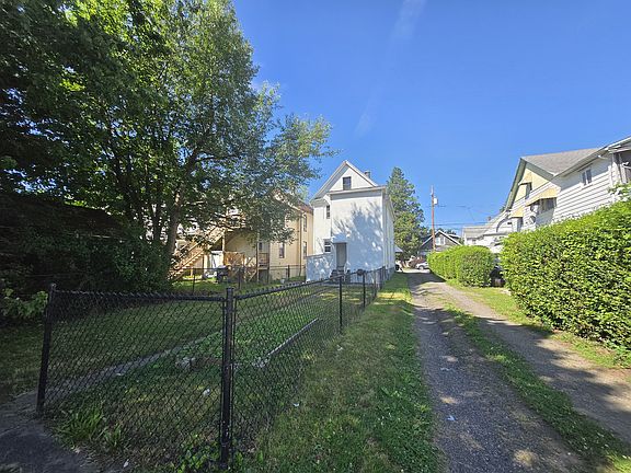 4th image of 326 1/2 Warren St