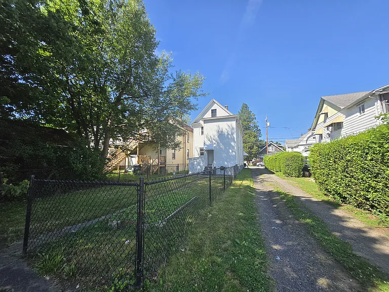326 1/2 Warren St — Photo 4