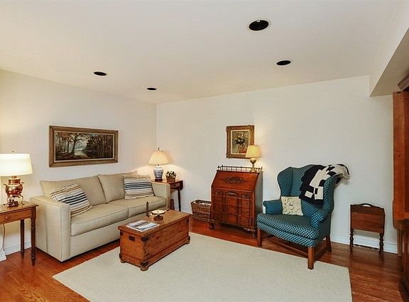 5th image of 105 E Laurel Ave APT 305