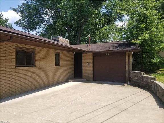 3rd image of 1071 Lakewood Cir