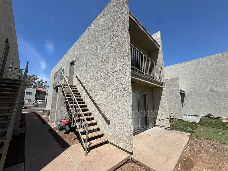 2 bed, 2.0 bath, 832 sqft, $1,000 — Photo 2
