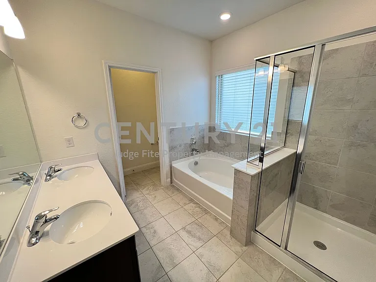 2605 Warren Ln — Photo 12
