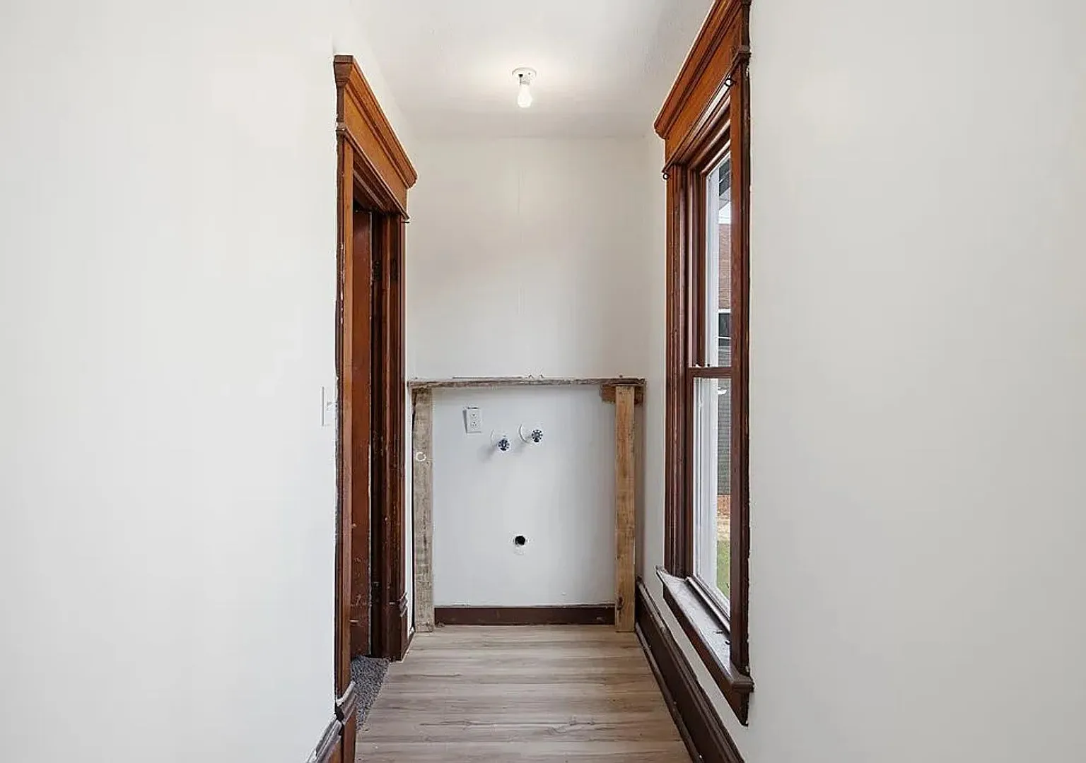 Spacious Updated 3-Bedroom Pet-Friendly Home with Central Air, Original Woodwork & 1,800 Sq. Ft. — Photo 4