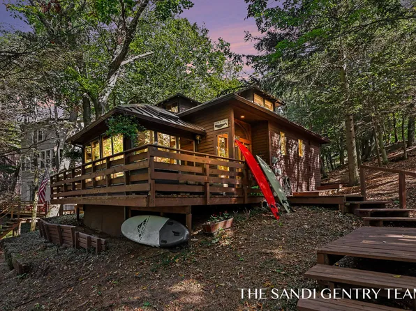 20 Crescent Hl, Grand Haven, MI 49417