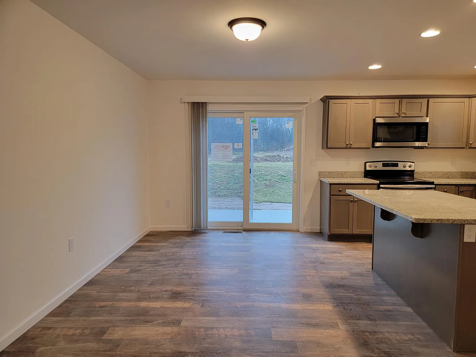 3 bed, 2.5 bath, 1689 sqft, $2,195 — Photo 4