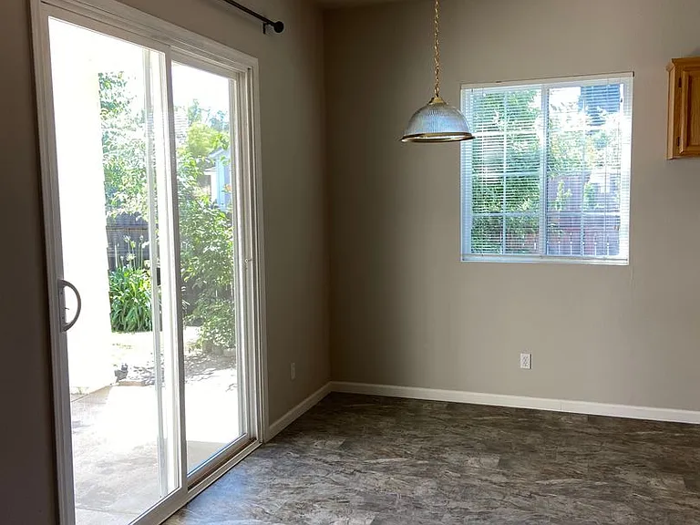 1030 Thompson Cir — Photo 10