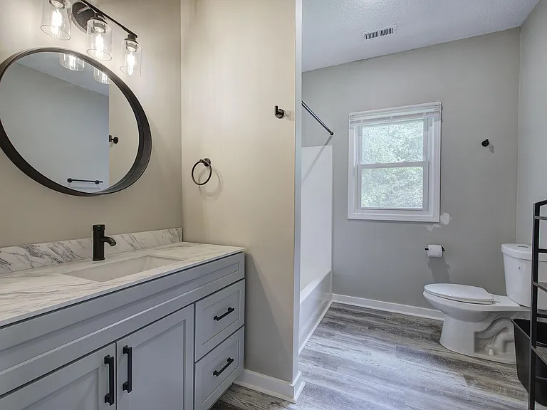 Large Full Bath