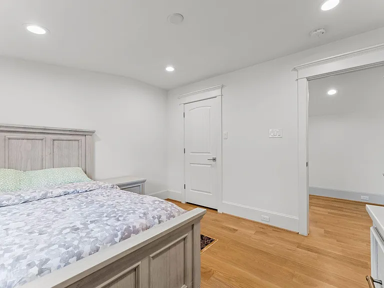 426 Marshall St — Photo 38