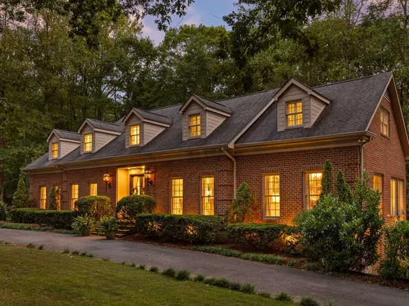 1239 Mountain Brook Cir, Signal Mountain, TN 37377