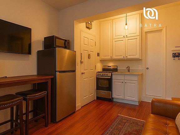 2nd image of 223 W 10th St APT 1D