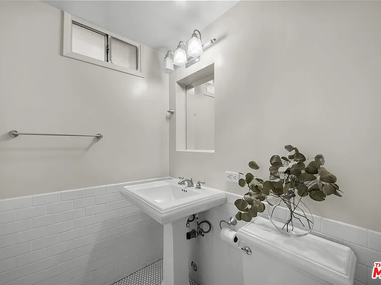 2377 N Beverly Glen Blvd — Photo 21
