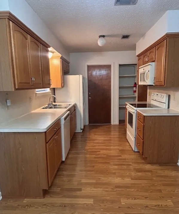 3 bed, 2.0 bath, 1262 sqft, $1,450 — Photo 2