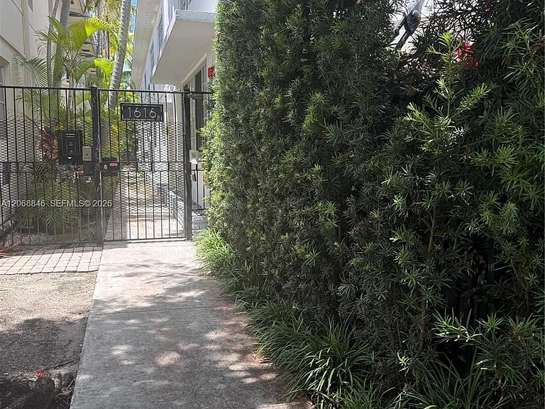 1616 Michigan Ave #15 — Photo 9