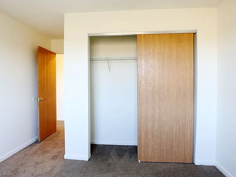 HUNTERS OAK APARTMENTS — Photo 10