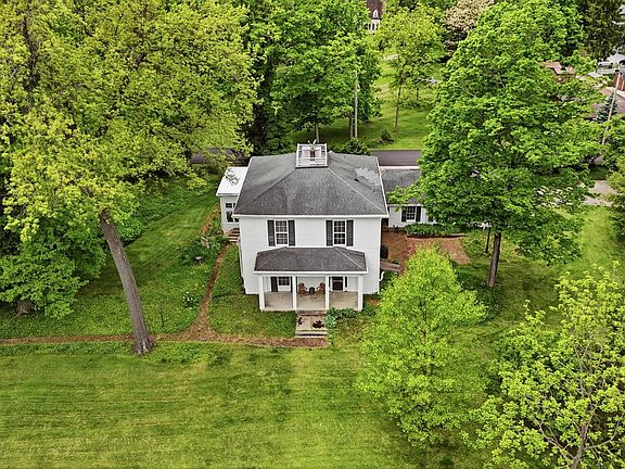 3rd image of 326 College St