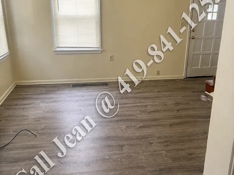 living room w/ceiling fan and vinyl plank