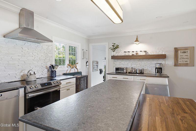 4th image of 7 Macarthur Drive