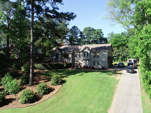 2nd image of 635 Woodridge Dr