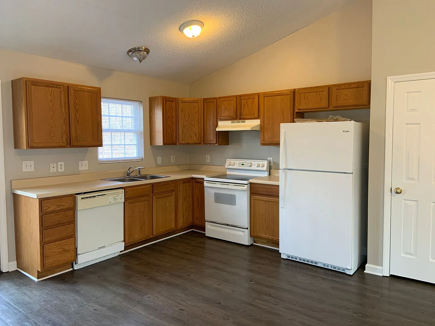 Spacious 3 Bedroom Home with wooded privacy — Photo 4