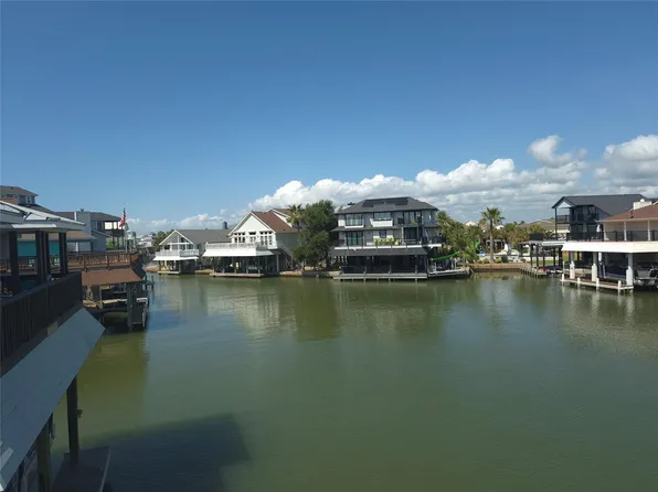 129 Quayside Dr, Tiki Island, TX 77554