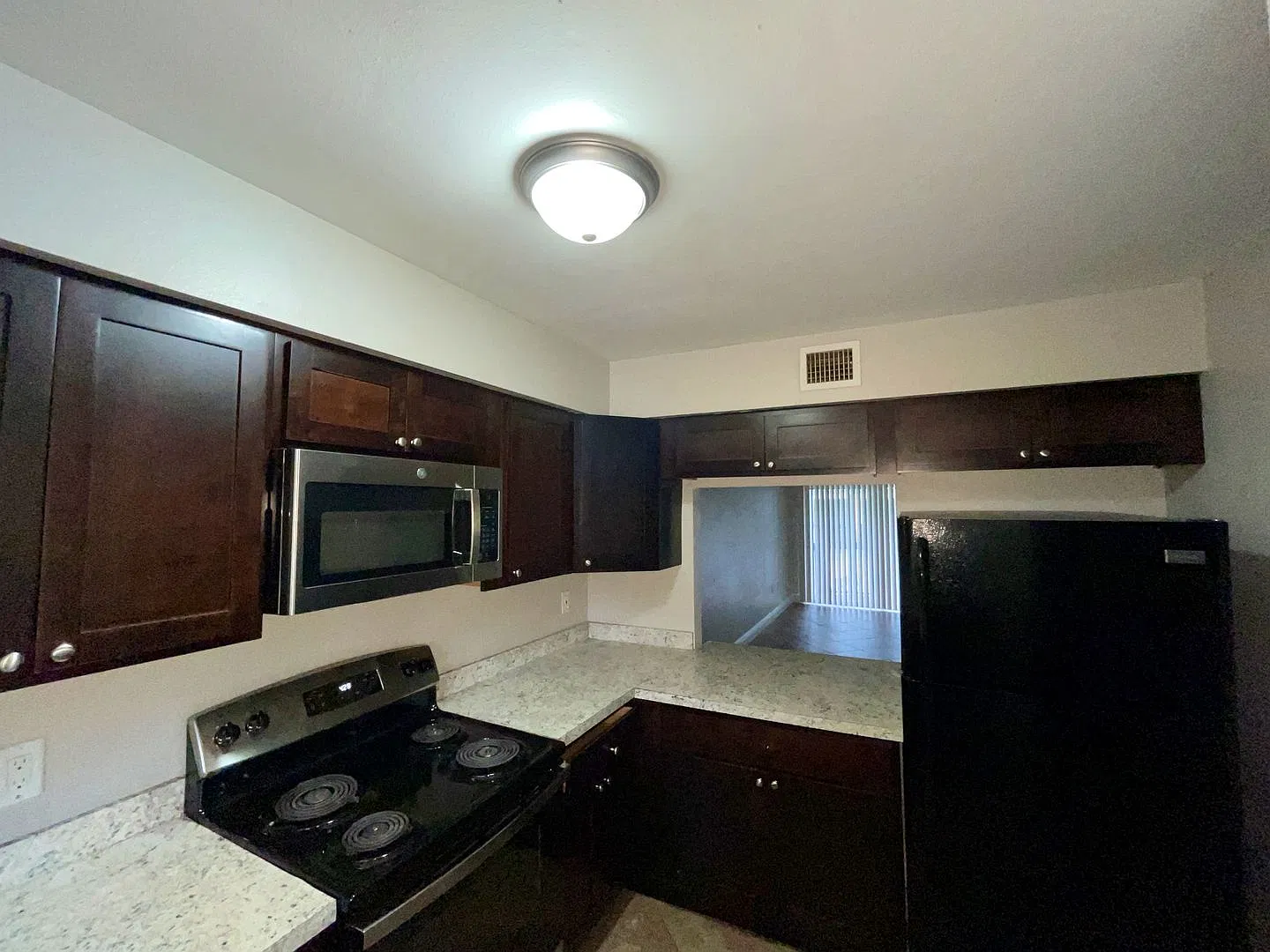 Spacious 2-story 2 BR/1.5BA Avalon Condo Near Airport — Photo 4