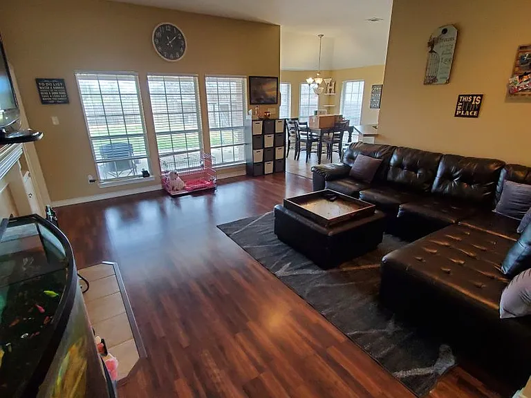 215 Landsburg Ct — Photo 3