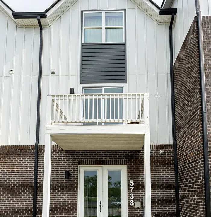 5733 Sofias Cir