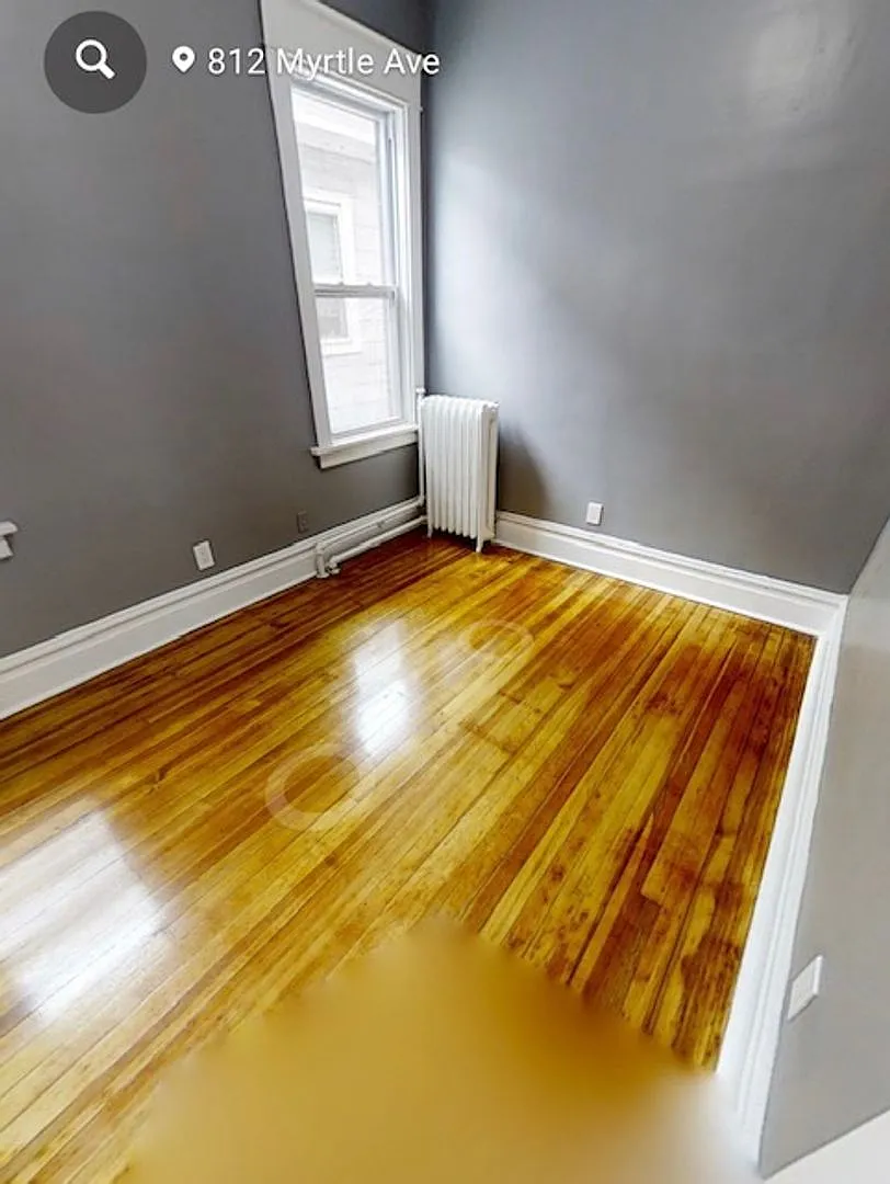 Astonishing renovated 4 bedroom, 1 bathroom, 1st floor — Photo 3