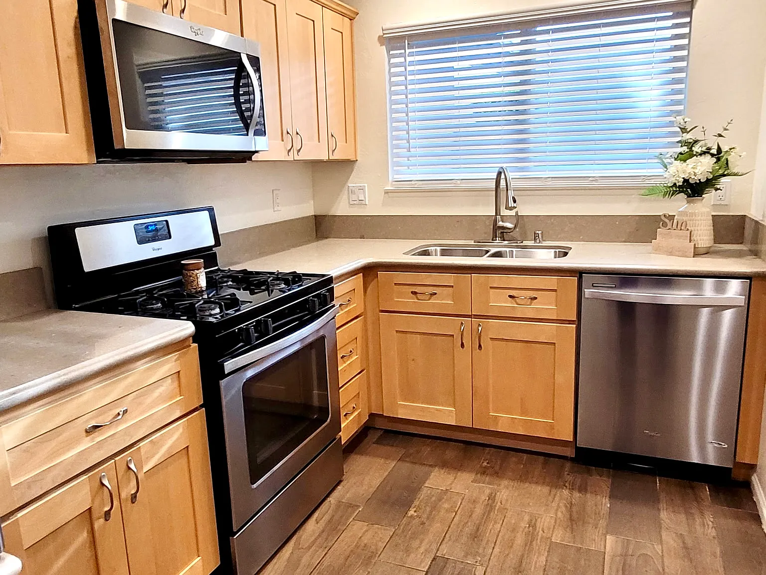 2 bed, 1.5 bath, 1047 sqft, $3,450 — Photo 3