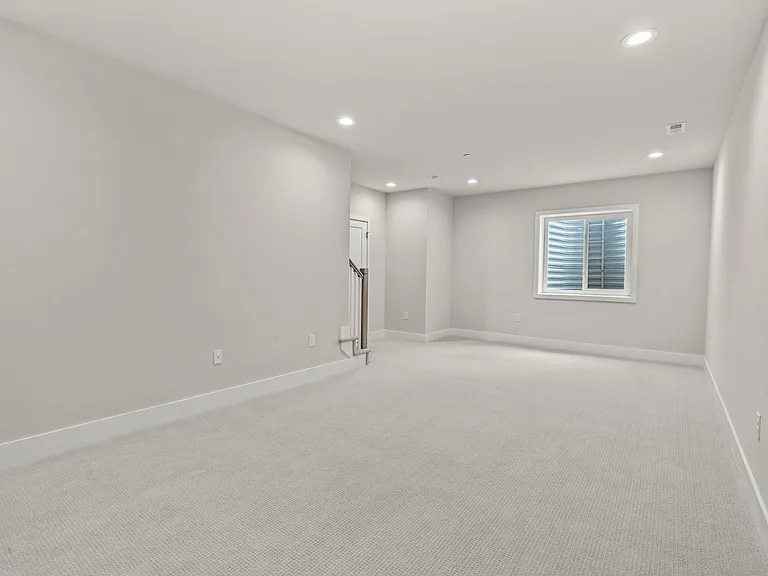 701 Brewster Aly — Photo 20