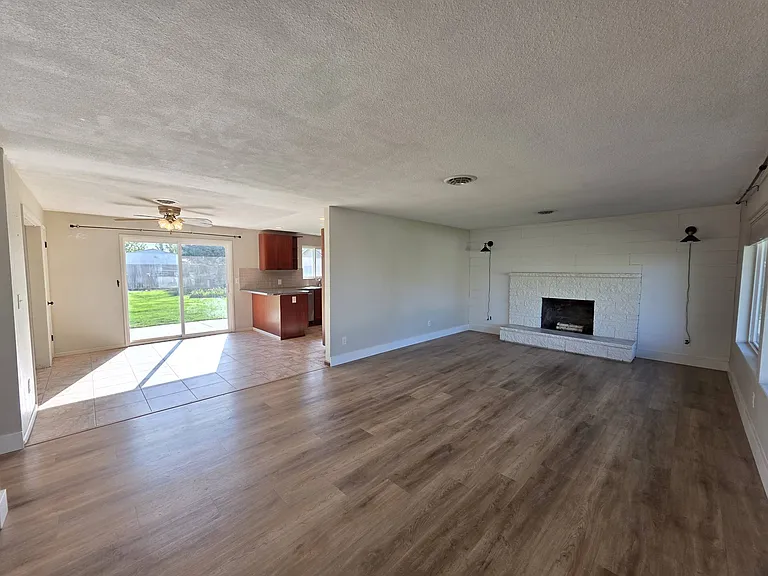 1601 S Yelm St — Photo 4