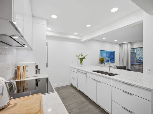 3321 Mountain Hwy, North Vancouver, BC V7K 2H4
