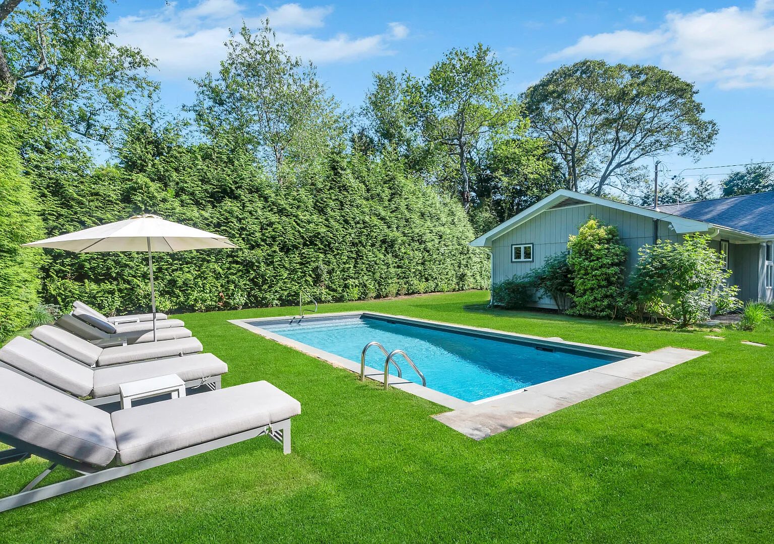 Shingled home, beautiful landscaping and nature, private pool — Photo 1