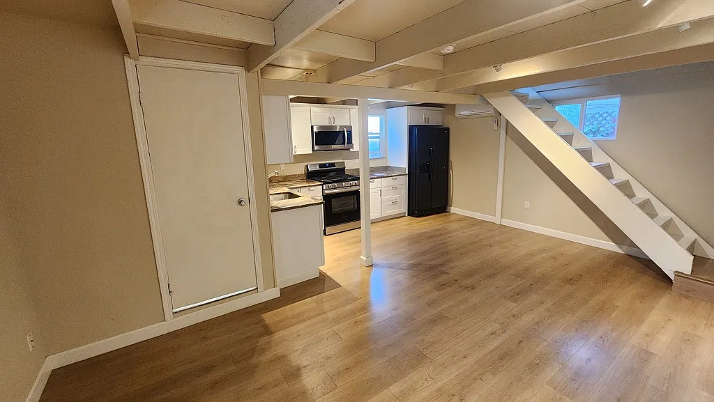 Private 2 Bed 1 Bath updated home in Triplex — Photo 4