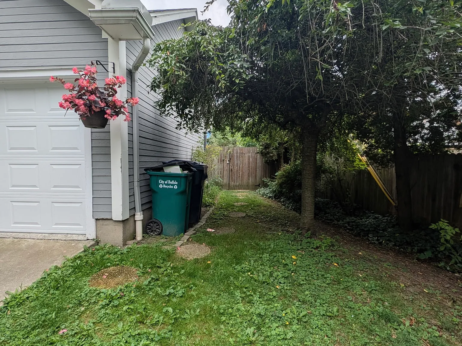 3 bed, 1.5 bath, 1700 sqft, $3,000 — Photo 2