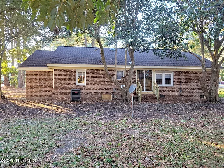 557 Circle Dr — Photo 7