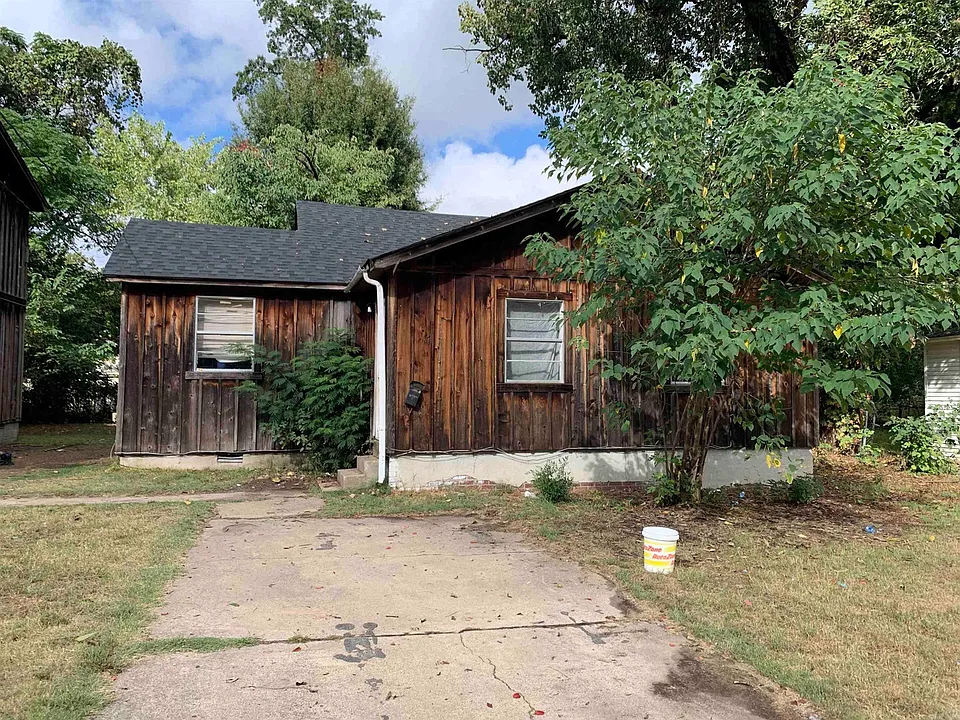 4815-4817-4821 School St