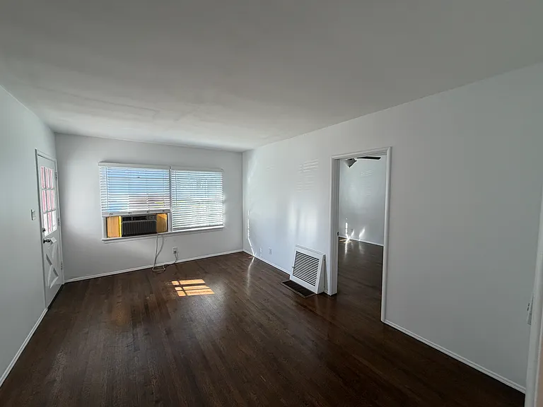 124 N Beachwood Dr — Photo 6