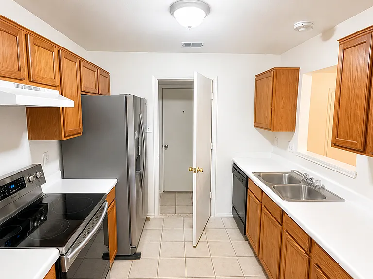 3504 Westview Dr — Photo 5