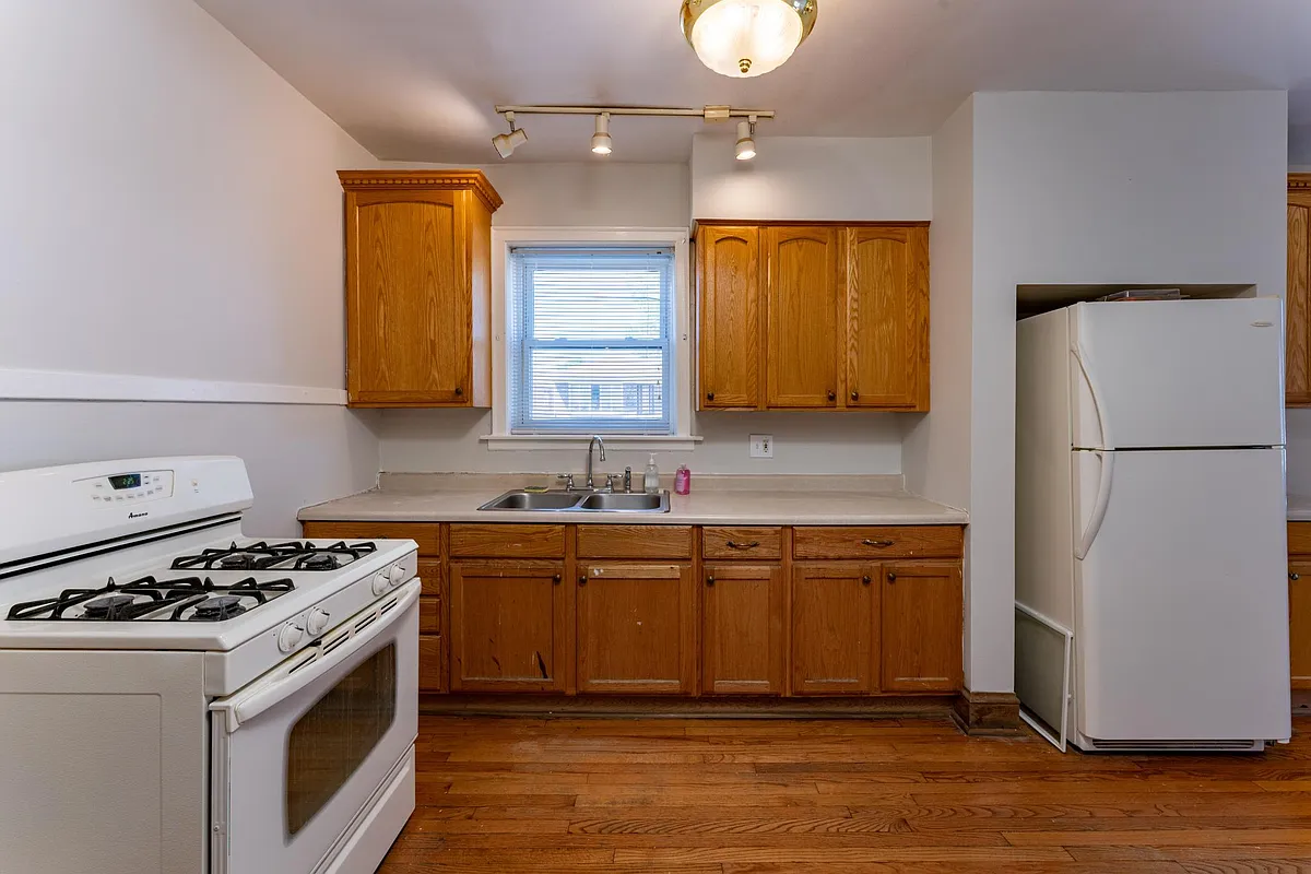 Kitchen - 3400 S Hermitage Ave #1F