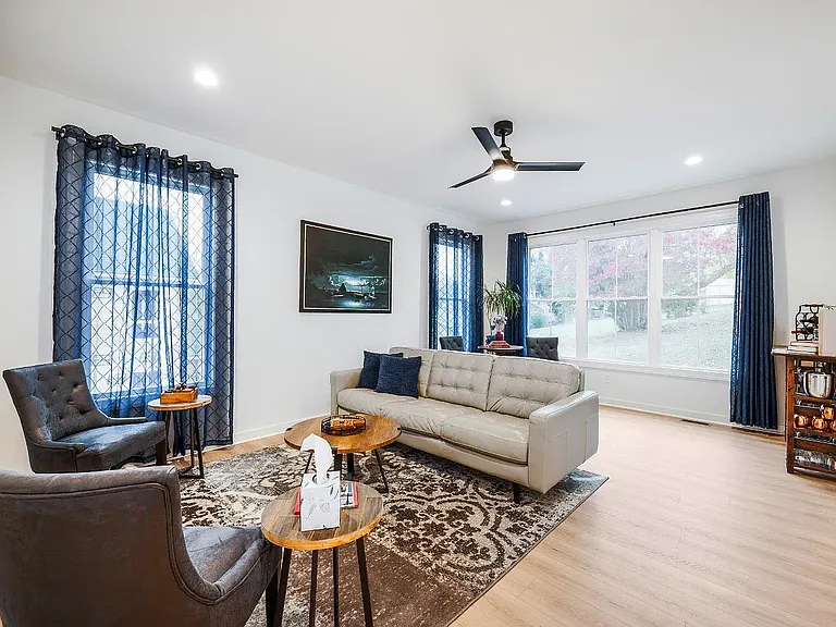 526 Essex St — Photo 35