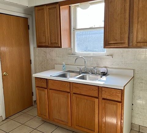 5th image of 2750 Ridge Ave