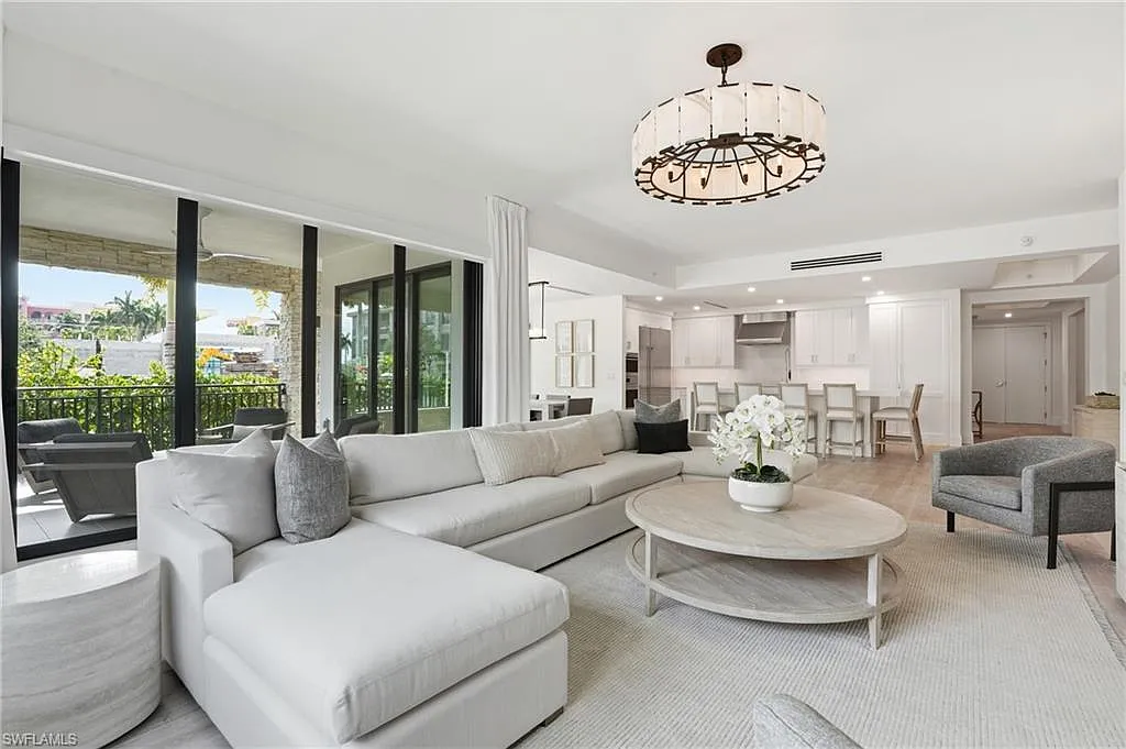 3 bed, 3.5 bath, 2853 sqft, $20,000 — Photo 2