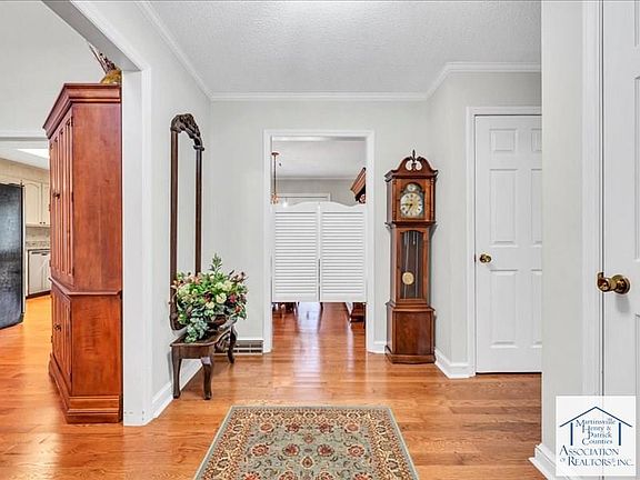 3rd image of 42 Fairview Dr